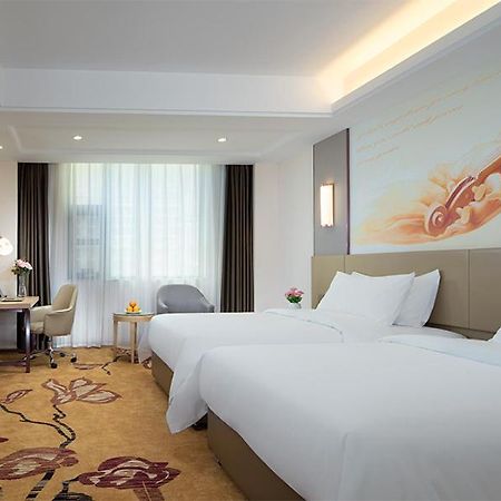 Vienna Hotels Цзинхун Екстериор снимка